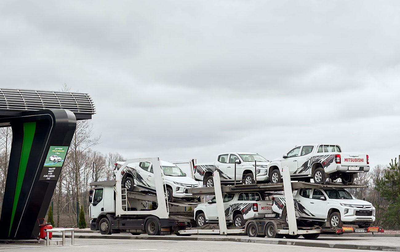 Мережа АЗК UPG передала ЗСУ чергову партію нових пікапів та трал для перевезення техніки